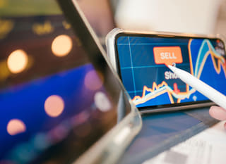 Analyse des options Bitcoin, Ethereum et forex par un trader opérant sur plusieurs marchés