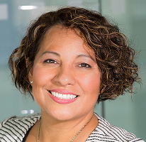 Claire Ashford, responsable conformité et experte financière, portrait.